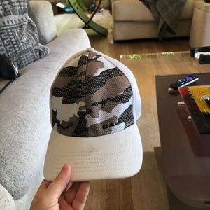 Men’s Oakley Cap-white/camo